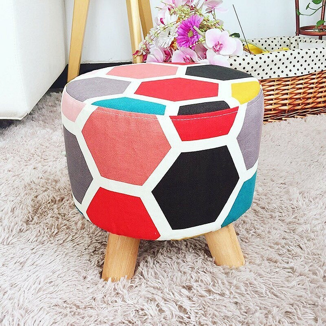 Welurowa elegancja Bankietka z miękką tapicerką welurową w nowoczesnym przedpokoju, idealna do małego mieszkania.