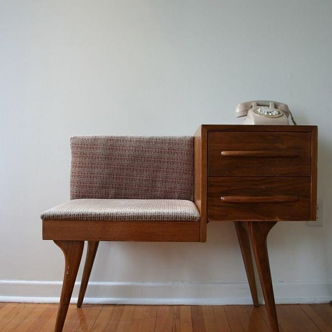 Skórzany szyk Nowoczesny przedpokój z pufą ze skórzaną tapicerką, stylowy dodatek do wnętrza.