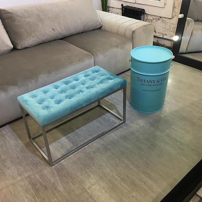 Glamour w przedpokoju Elegancka bankietka w przedpokoju w stylu glamour, miękkie meble dla komfortowego odpoczynku.