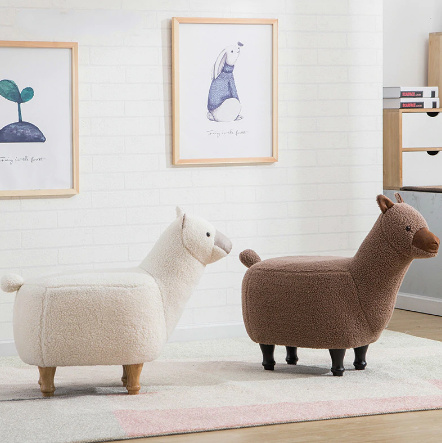 Nowoczesna bankietka w holu Stylowa bankietka i puf w nowoczesnym przedpokoju dla wygody i komfortu.