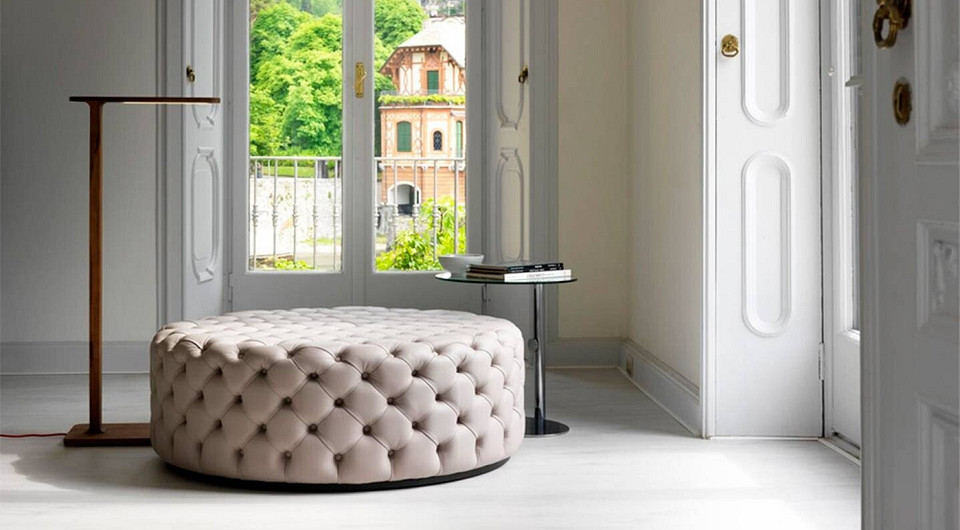 Welurowa elegancja Elegancka bankietka w przedpokoju z welurową tapicerką, idealna do małego mieszkania.