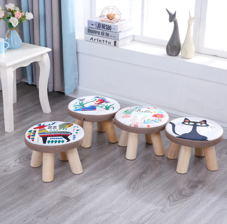 Elegancki puf w pokoju Elegancki puf z miękkim obiciem w aranżacji pokoju – luksus i wygoda.