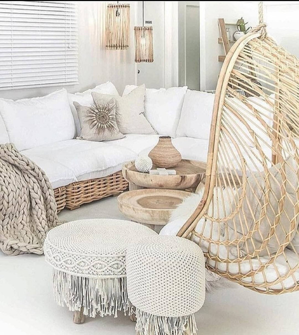 Mała, ale stylowa Kompaktowa pufa w nowoczesnym przedpokoju, idealna do małych mieszkań w stylu glamour.