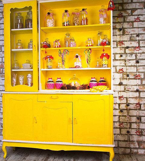 Tanie meble, świetny styl! Przytulne mieszkanie 2026: Aranżacja salonu z tanimi meblami tapicerowanymi w stylu skandynawskim.