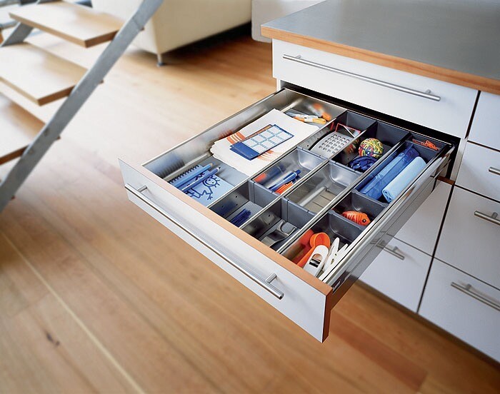 Szuflada na talerze Ergonomiczna kuchnia 2026: Funkcjonalne przechowywanie talerzy w szufladzie kuchennej.