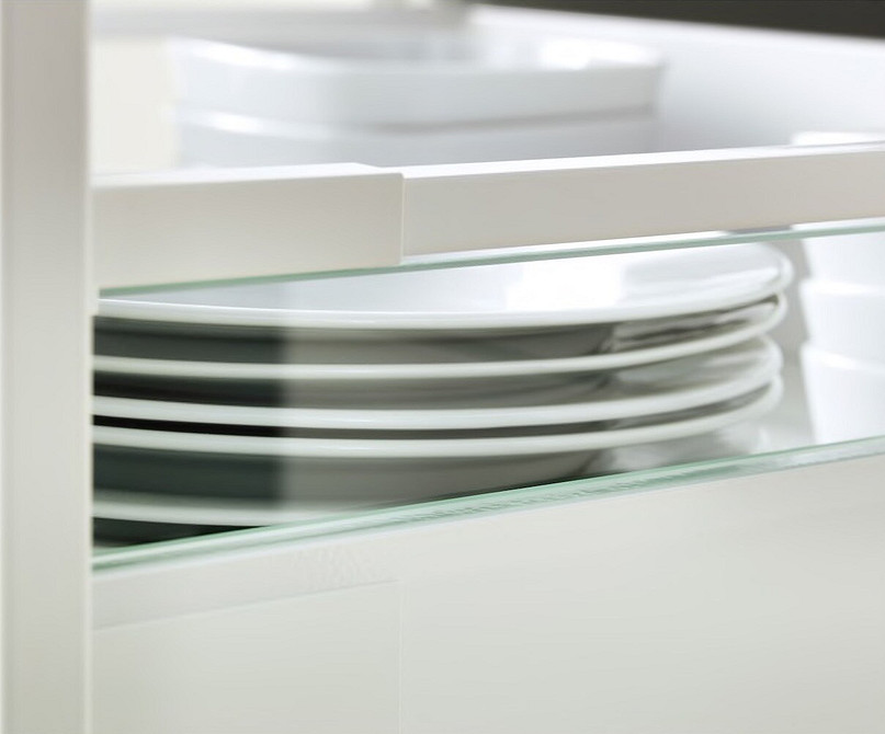 Mechanizm amortyzatora w szufladzie kuchennej gwarantujący ciche i płynne zamykanie.