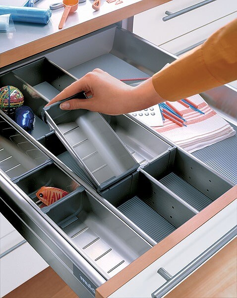 Przyprawy pod ręką Ergonomiczna kuchnia 2026: Przemyślana organizacja przypraw w szufladzie kuchennej dla wygody.