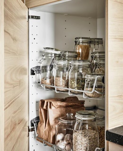 Narzędzia zorganizowane Ergonomiczna kuchnia 2026: Szuflady z przegródkami na narzędzia kuchenne, wszystko na swoim miejscu.