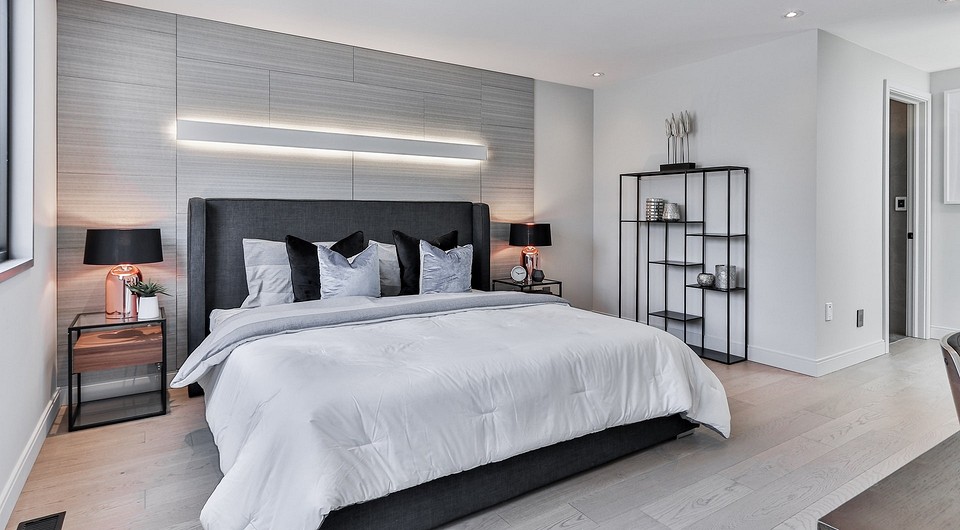 Łóżko z podnoszonym stelażem: idealne rozwiązanie do sypialni, oszczędność miejsca w bloku.