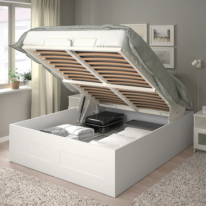 Wybór łóżka z podnoszonym stelażem: zwróć uwagę na jakość mechanizmu i materiały.