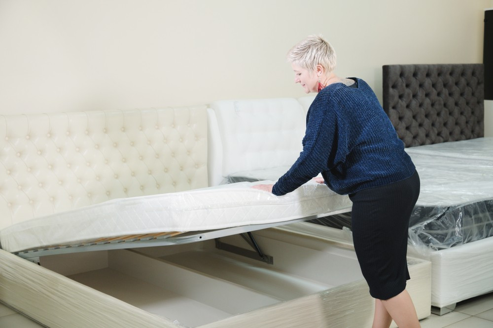 Zalety łóżka z podnoszonym stelażem: wygodny system przechowywania i ergonomiczny design.