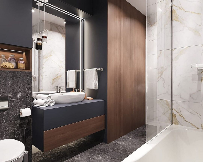 Triki z lustrem Aranżacja małej łazienki: oświetlenie LED, duże lustro i minimalistyczne meble powiększają przestrzeń.