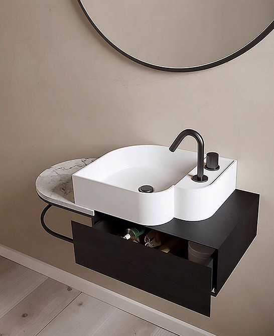 Łazienka przyszłości Aranżacja łazienki 2026: duże lustro, oświetlenie LED i minimalistyczne meble.