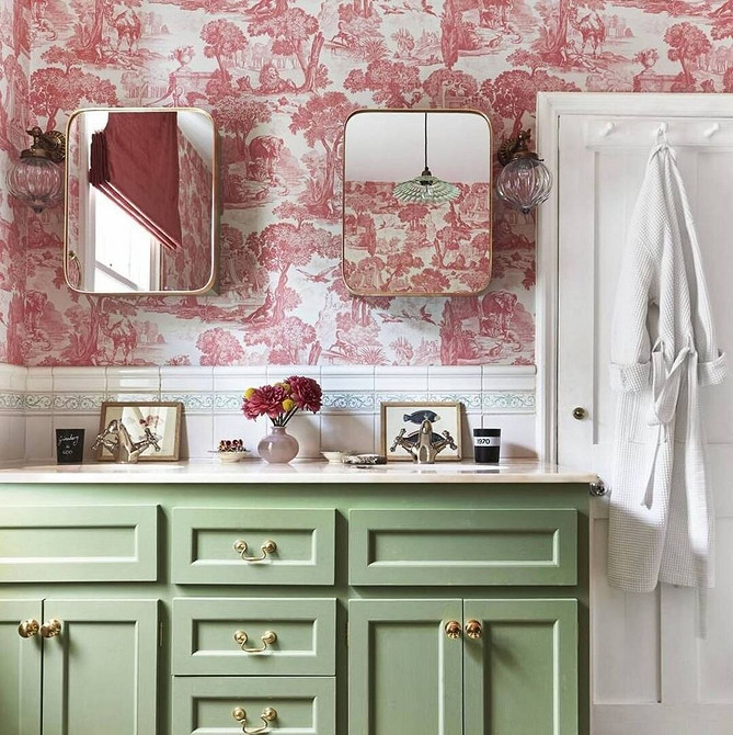 Światło i przestrzeń Łazienka z oświetleniem LED pod lustrem i minimalistyczną umywalką – aranżacja 2026.