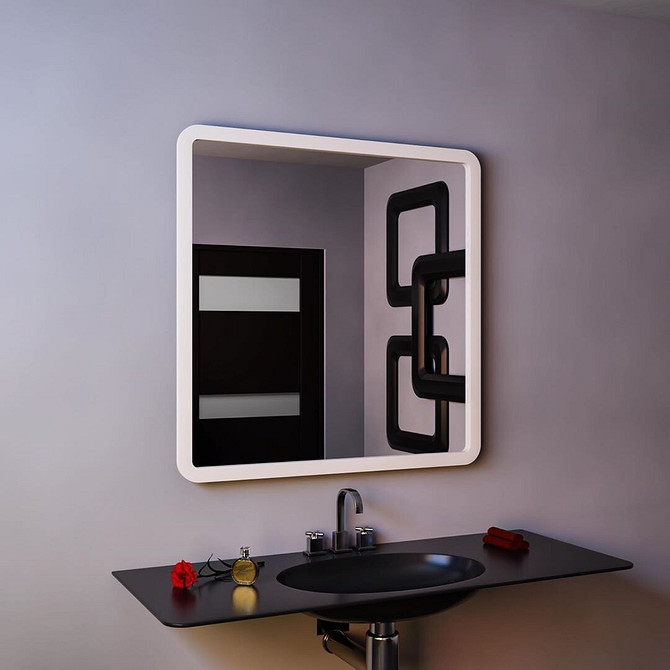 Mała łazienka, duże efekty Aranżacja małej łazienki z oświetleniem LED i dużym lustrem optycznie powiększającym wnętrze.