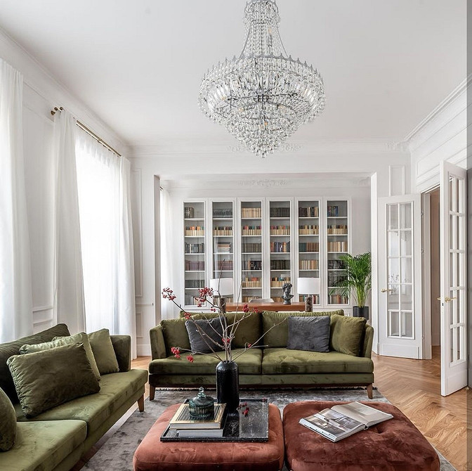Sofa skandynawska na nóżkach Elegancka sofa w stylu skandynawskim na drewnianych nóżkach, ozdobiona stylowymi poduszkami.