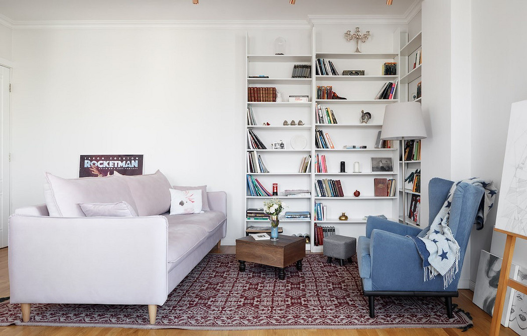 Elegancka sofa na stylowych nóżkach Luksusowa sofa z pikowaniem w stylu chesterfield na wygiętych nóżkach w klasycznym wnętrzu salonu.