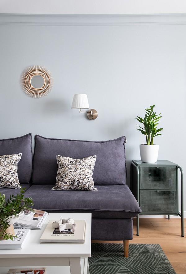 Stylowa sofa na nóżkach w nowoczesnym salonie, idealna do relaksu