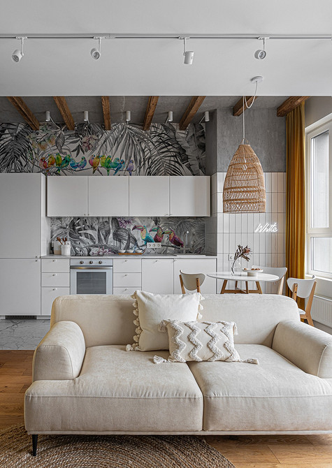 Dywan na drewnianych nóżkach Dywan na drewnianych nóżkach, prezentujący ekologiczny design i naturalne materiały w salonie.