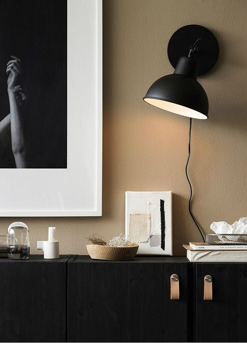 Komoda z sypialni Odnowione meble IKEA: Komoda po personalizacji w stylowej sypialni.