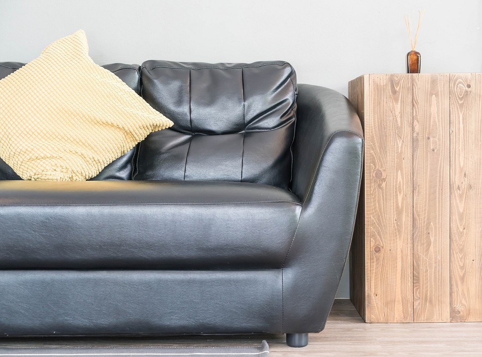 DIY: Sofa jak nowa! Instrukcja DIY: odnawianie tapicerki sofy. Wybór tkaniny i krok po kroku renowacja.