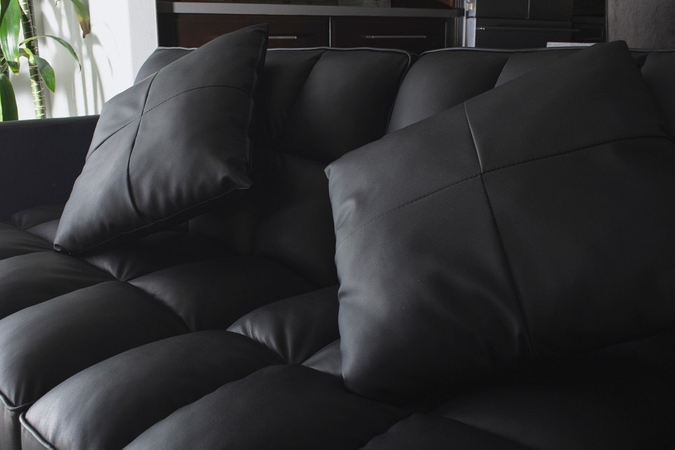 Tkaniny na Twoją sofę Różne rodzaje tkanin obiciowych: ekoskóra, welur i inne materiały na sofy.