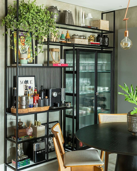 Szkło i drewno Serwantka z kombinacją szkła i drewna w nowoczesnym salonie w 2026 roku.