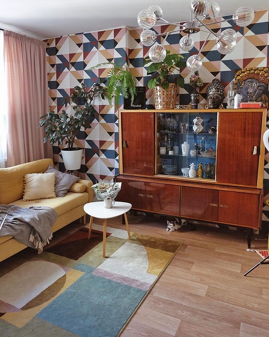 Podświetlony serwant w salonie Nowoczesny serwant z podświetleniem, idealny do przechowywania i eksponowania naczyń w salonie.