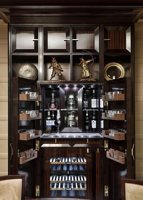 Serwantka: Drewno i szkło Stylowy serwant w nowoczesnym salonie z drewnianymi elementami i przeszklonymi drzwiami.