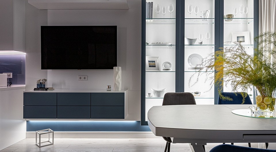 Serwantka: Elegancja i design Elegancki, nowoczesny serwant w salonie z designerską ekspozycją naczyń i dekoracji.