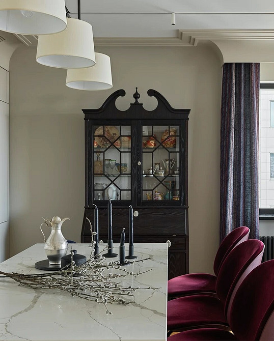 Biała serwantka za szkłem Biała serwantka ze szklanymi drzwiczkami do nowoczesnego salonu w 2026.