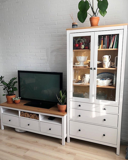 Elegancka serwantka z światłem Nowoczesna serwantka do salonu z podświetleniem tworząca eleganckie wnętrze 2026.