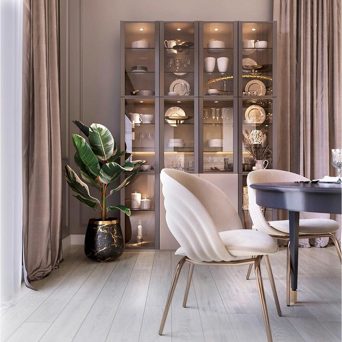 Przejrzysty serwantka salon Serwantka do salonu z przezroczystymi szklanymi drzwiczkami w jasnym salonie