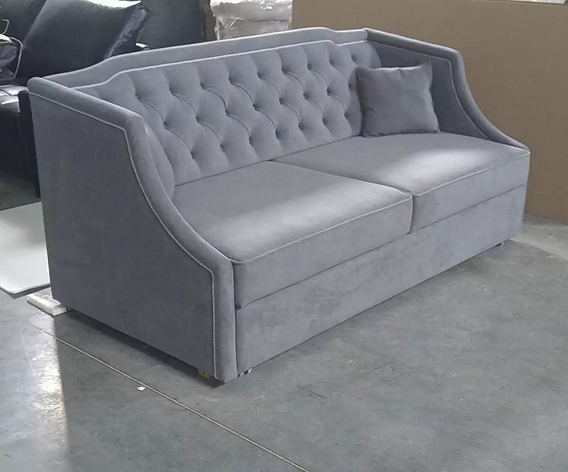 Stylowa sofa 2026 Sofa z metalowym stelażem: trendy 2026, komfort i idealny wybór do salonu.
