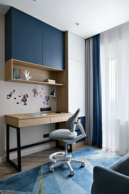 Prawidłowa pozycja dziecka Ergonomiczne krzesło dla dziecka: wsparcie kręgosłupa i prawidłowa pozycja podczas pracy przy komputerze.