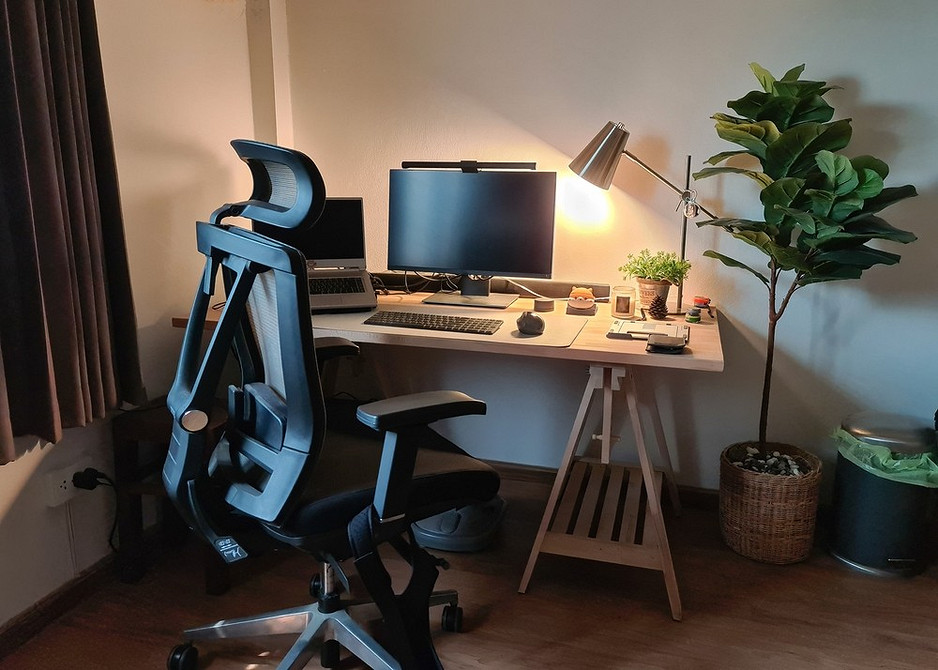 Budowa krzesła Przekrój ergonomicznego krzesła komputerowego ukazujący system regulacji i materiały dla wsparcia lędźwiowego.
