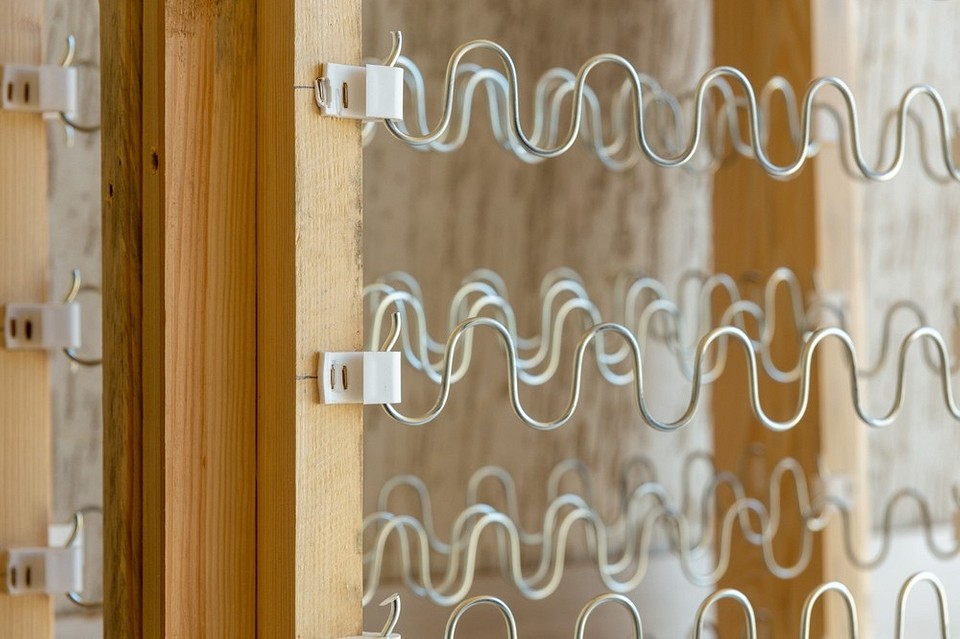 Sofa z miękkim wypełnieniem idealna do relaksu i komfortowego wypoczynku w małym mieszkaniu