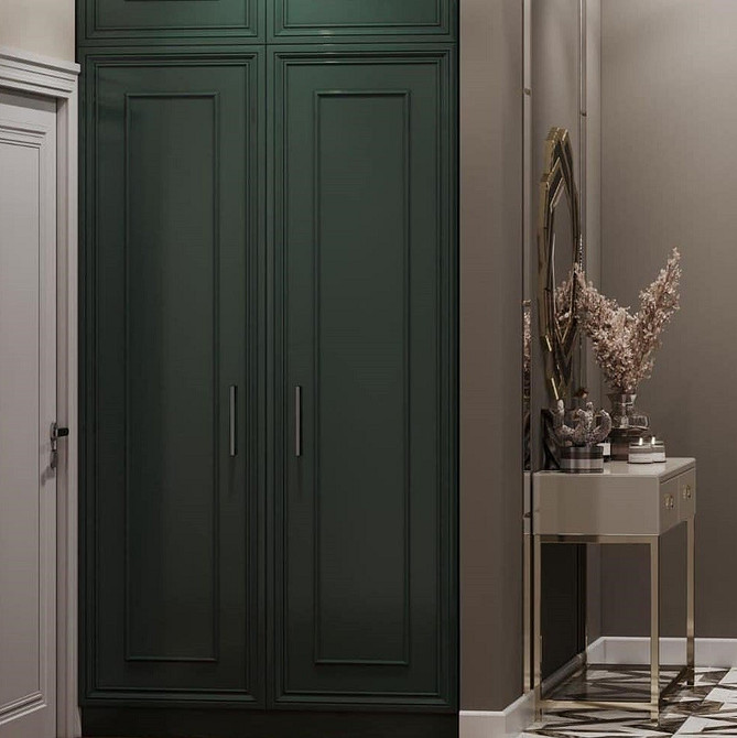 Szafa drewno i lustro Szafa do przedpokoju z drewnianymi i lustrzanymi frontami dla stylowego wyglądu