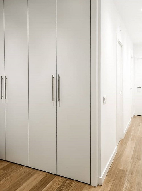 Pojemna szafa rozwierna Duża szafa rozwierna w przedpokoju do przechowywania ubrań, butów i innych rzeczy.