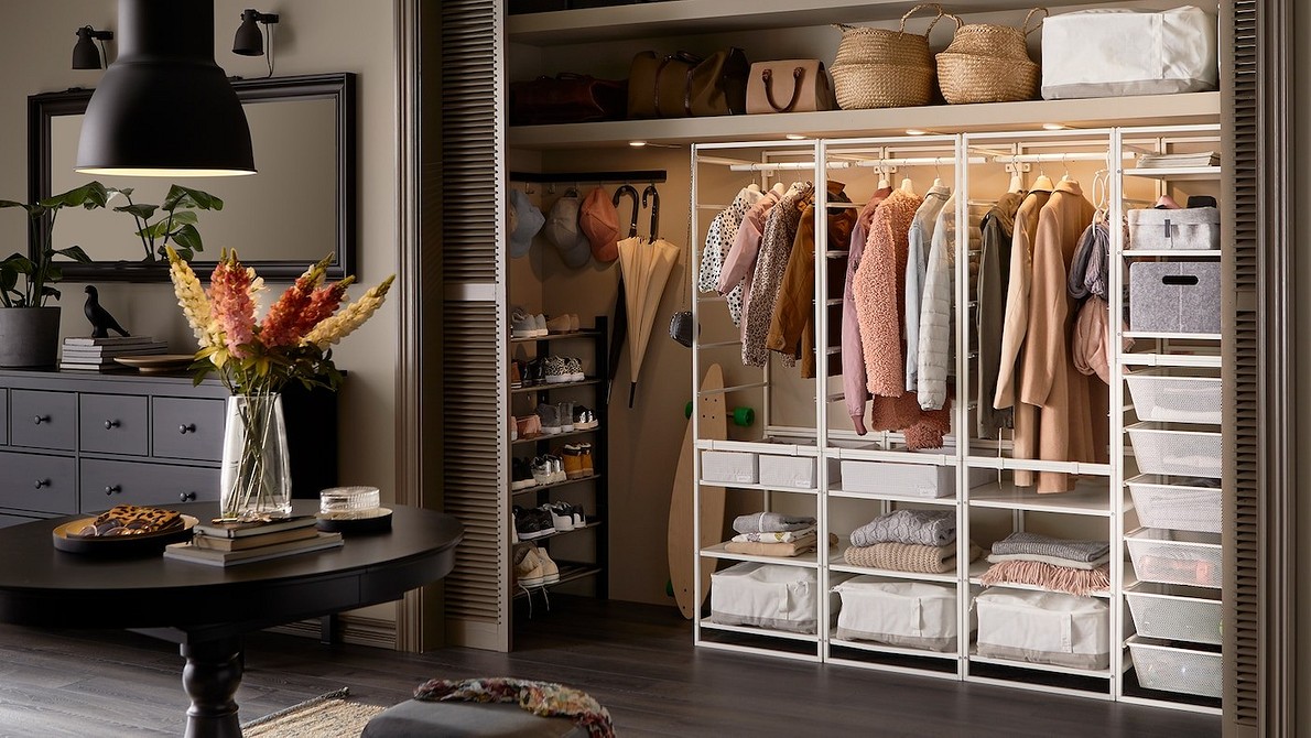 Drewno i metal w szafie Nowoczesna szafa do przedpokoju z drewnianymi frontami i czarnymi metalowymi uchwytami.