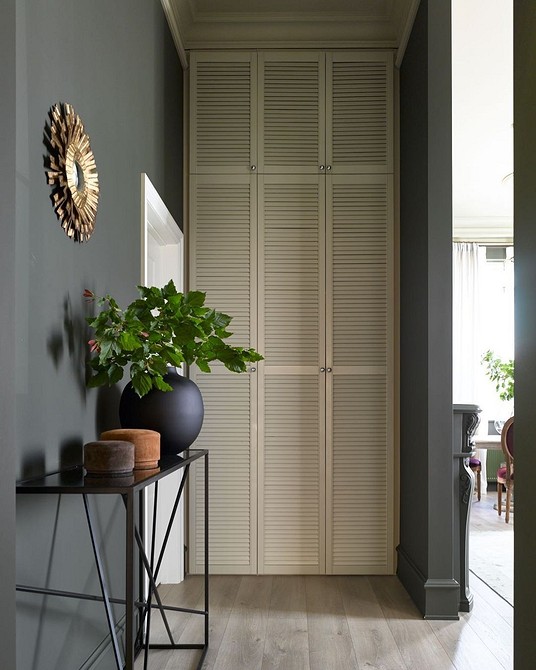 Elegancka ciemna szafa Ciemna szafa w przedpokoju: elegancki akcent w aranżacji Twojego domu.