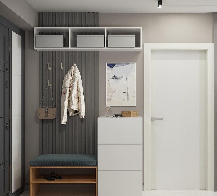 Biała szafa Biała szafa uchylna do przedpokoju z antresolą do przechowywania sezonowych rzeczy. Styl skandynawski.