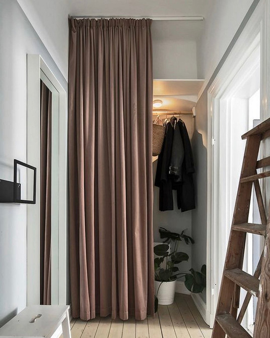 Narożna oszczędność miejsca Szafa narożna do przedpokoju z drzwiami lustrzanymi i pełnymi - praktyczne rozwiązanie.