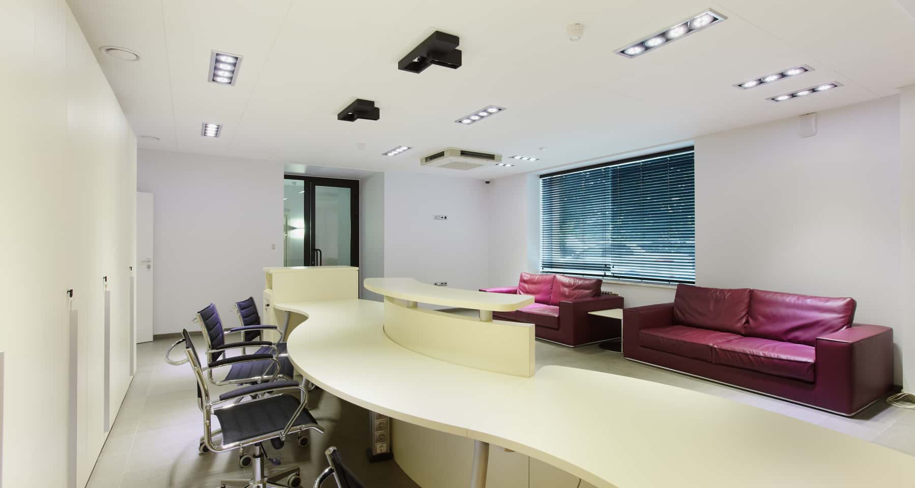 Kuchnia w biurze Nowoczesna kuchnia dla pracowników po remoncie biura w Warszawie - Loft 2026