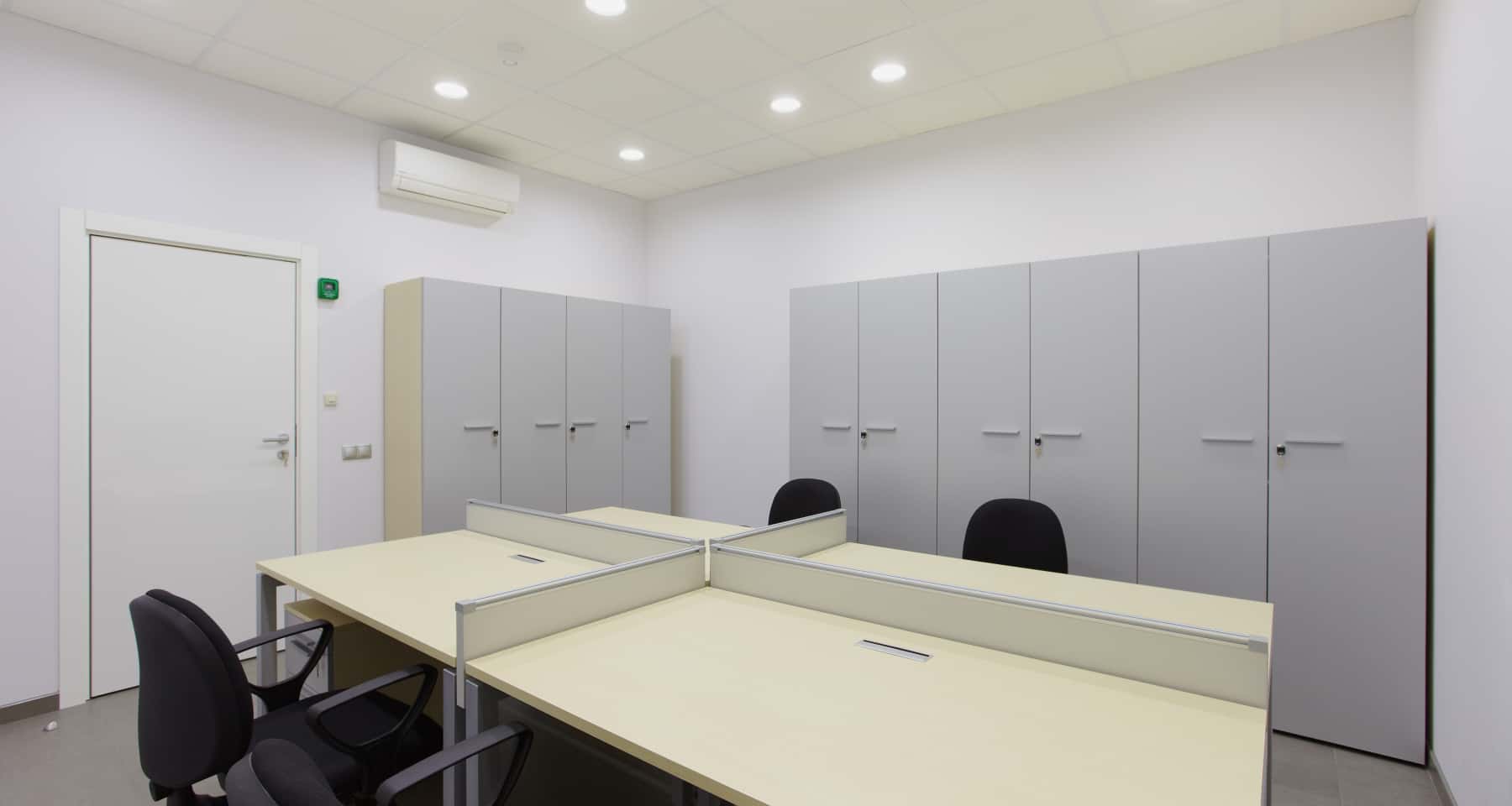 Minimalizm w biurze Przestronne biuro w Warszawie z dużymi oknami i minimalistycznym designem. Remont Loft 2026.