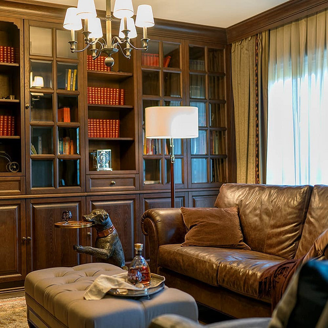 Skórzana brązowa sofa Salon ze skórzaną brązową sofą, dywanem i lampą: elegancki i komfortowy wystrój.