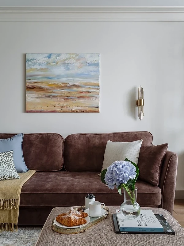 Skandynawski komfort Brązowa kanapa z poduszkami w skandynawskim salonie, idealna do relaksu.