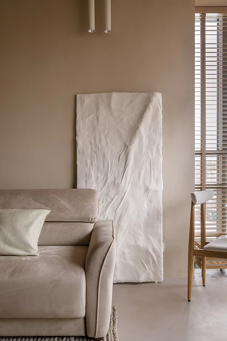 Welurowa sofa w lofcie Sofa w stylu loft 2026 z welurową tapicerką w małym mieszkaniu