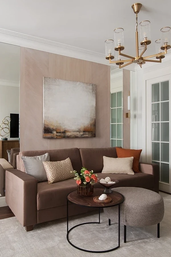 Minimalistyczny brąz Stylowa, brązowa sofa narożna w nowoczesnym, minimalistycznym wnętrzu. Perfekcyjna do salonu.