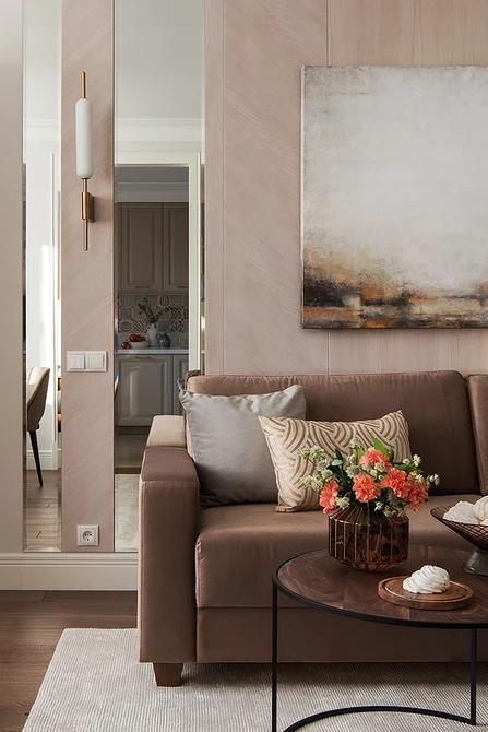 Brązowa sofa: Komfort i styl Brązowa sofa w odcieniach orzechowych idealna do małego mieszkania i pokoju dziecięcego.